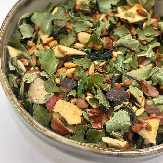 Genmaicha Revisité - Thé Vert d'Occitanie Riz de Camargue Torréfié, Sarrasin torréfié de Bretagne, Noisettes d'Occitanie, Cacao de l'île de la Réunion, Pomme Cassis